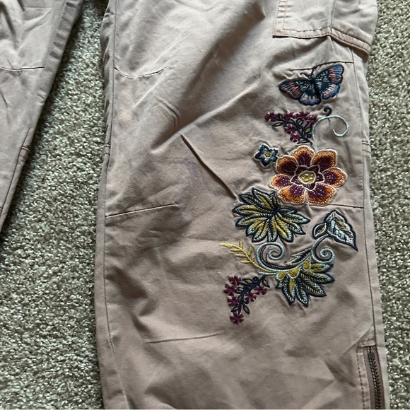 Sundance Vivant Mauve Flower Embroidered Cargo Joggers Women’s Size P12 Boho NWT - Picture 9 of 16